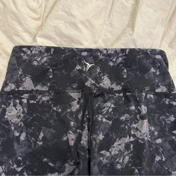 Old navy black geometric patterned leggings size small - Picture 4 of 5